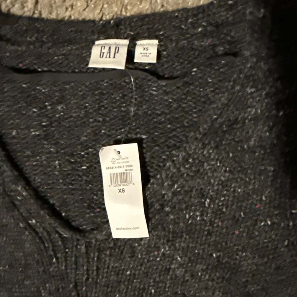 NWT Gap Sweater Size XS Gray Marled V-Neck